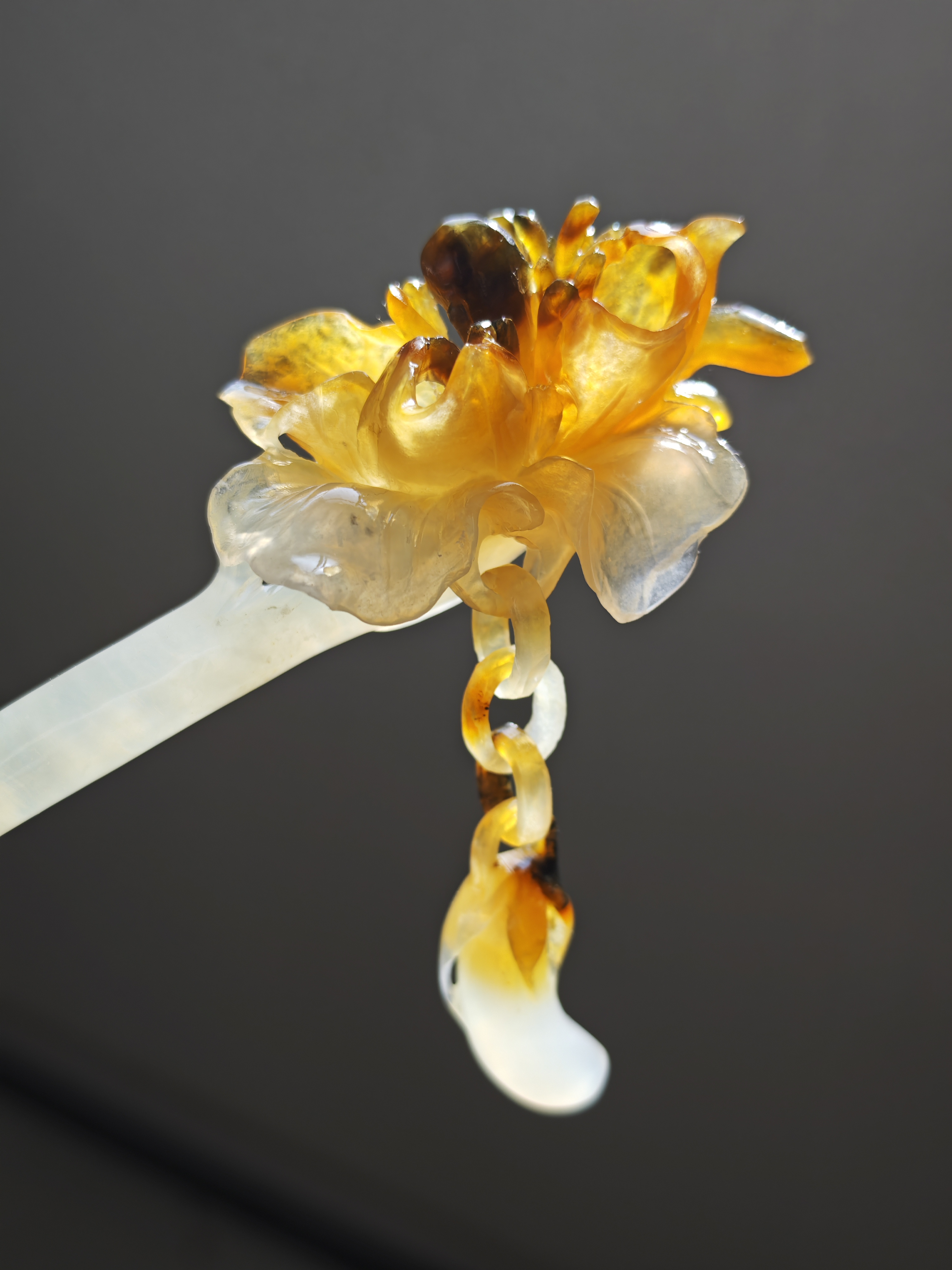 Pale Bloom & Gilded Stamen Lily Jade Hairpin