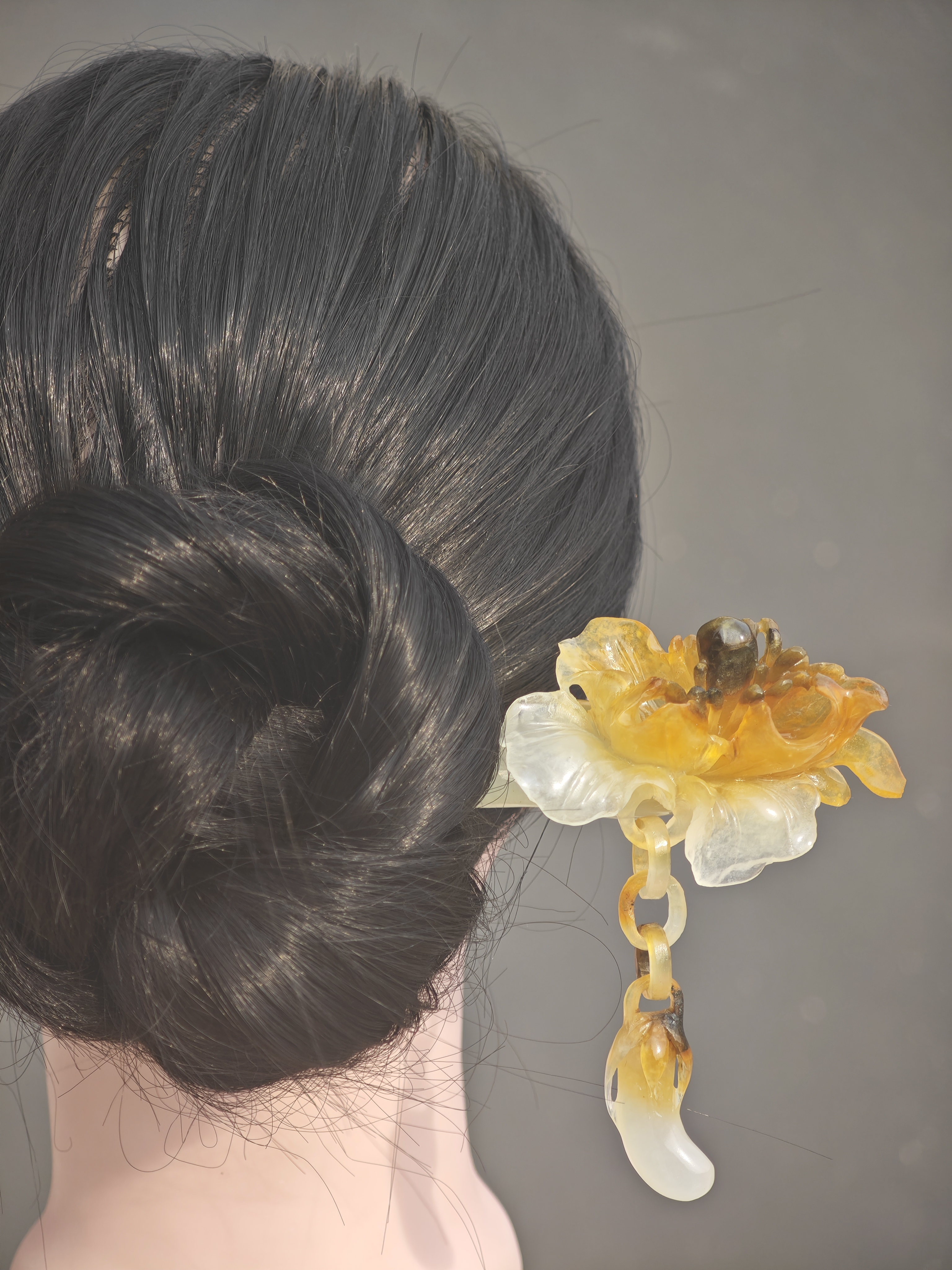 Pale Bloom & Gilded Stamen Lily Jade Hairpin