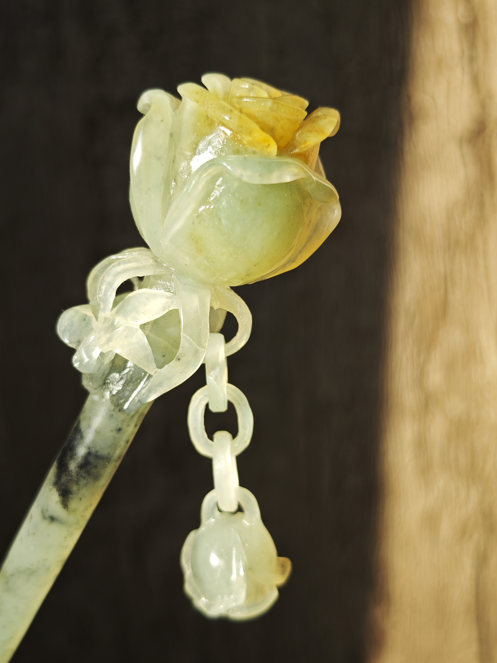 Golden-Verdant Unctuous Rose Jade Hairpin