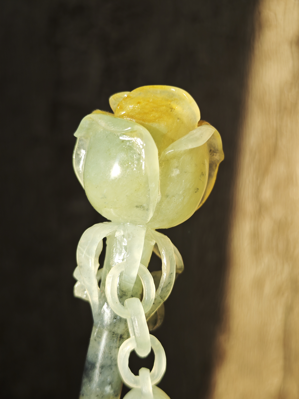 Golden-Verdant Unctuous Rose Jade Hairpin